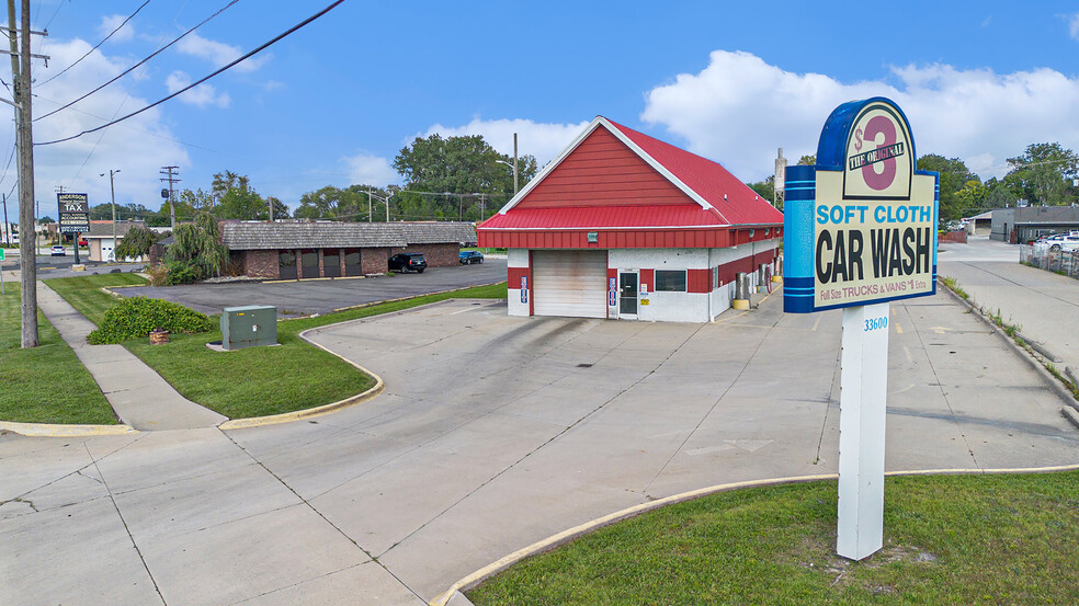 33600 Groesbeck Hwy, Fraser, MI for sale - Primary Photo - Image 1 of 27