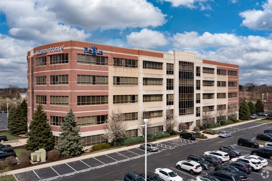 300 E Business Way, Cincinnati, OH à louer - Photo du bâtiment - Image 1 de 9