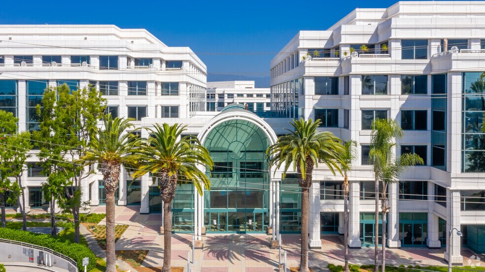 2425 Olympic Blvd, Santa Monica, CA à louer - Photo du bâtiment - Image 2 de 8