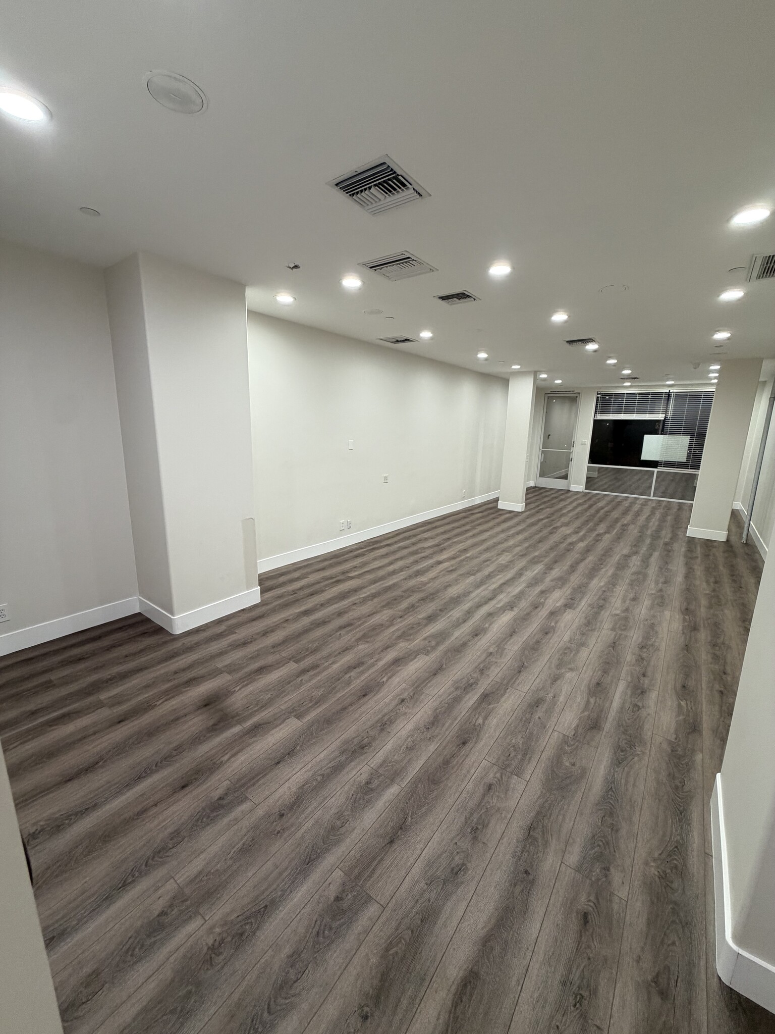 2951-2967 E Thousand Oaks Blvd, Thousand Oaks, CA for lease Interior Photo- Image 1 of 6