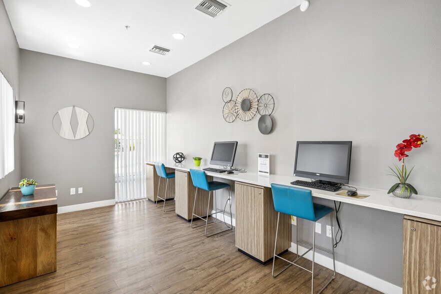 7400 W Arrowhead Clubhouse Dr, Glendale, AZ for sale - Interior Photo - Image 2 of 28