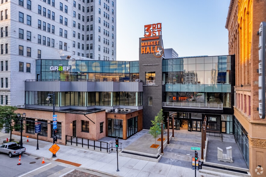 275 W Wisconsin Ave, Milwaukee, WI for lease - Primary Photo - Image 1 of 11