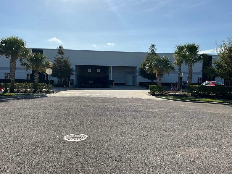 623 Trestle Pt, Sanford, FL à louer - Photo du bâtiment - Image 3 de 7