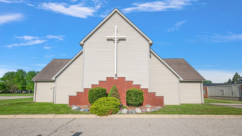42681 Hayes Rd, Sterling Heights, MI for sale - Building Photo - Image 2 of 17