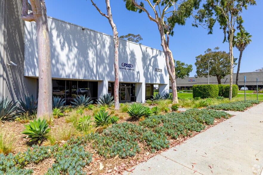 8221 Arjons Dr, San Diego, CA à louer - Photo du bâtiment - Image 3 de 15