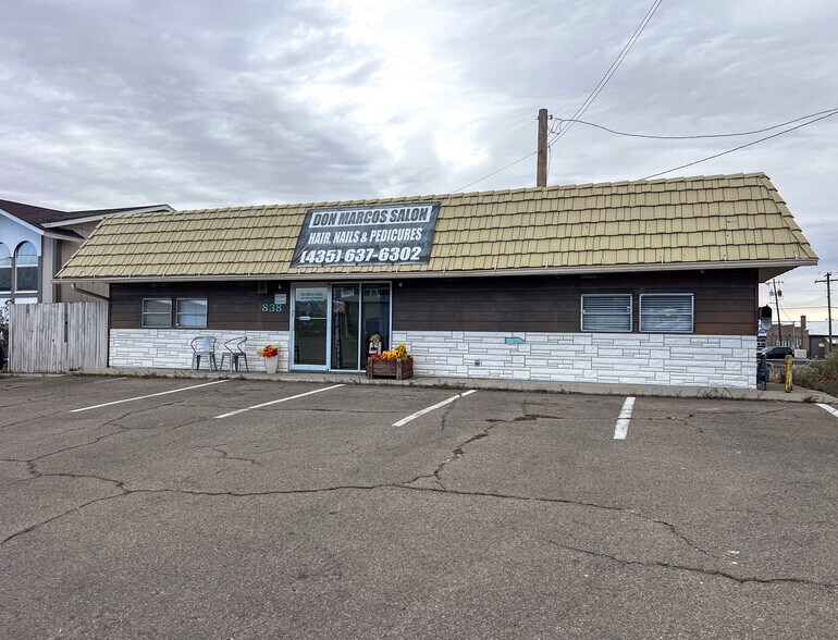 Retail / Duplex Portfolio portefeuille de 2 propriétés à vendre sur LoopNet.ca - Photo principale - Image 2 de 2