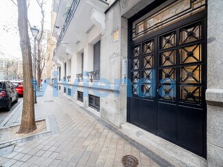 Plus de détails pour Multi-résidentiel à vendre