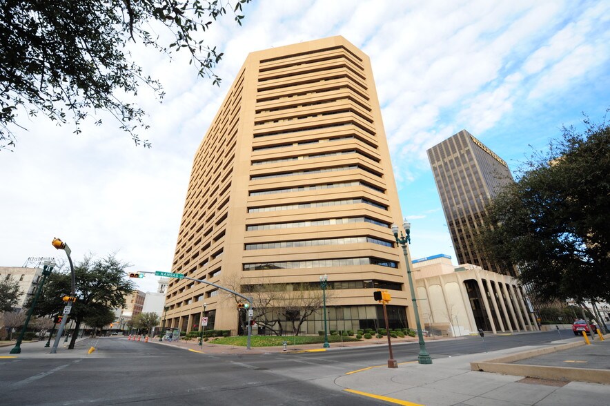 100 N Stanton St, El Paso, TX à louer - Photo du bâtiment - Image 1 de 26