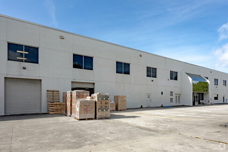 3201 W Commercial Blvd, Fort Lauderdale, FL à louer - Photo du bâtiment - Image 3 de 10