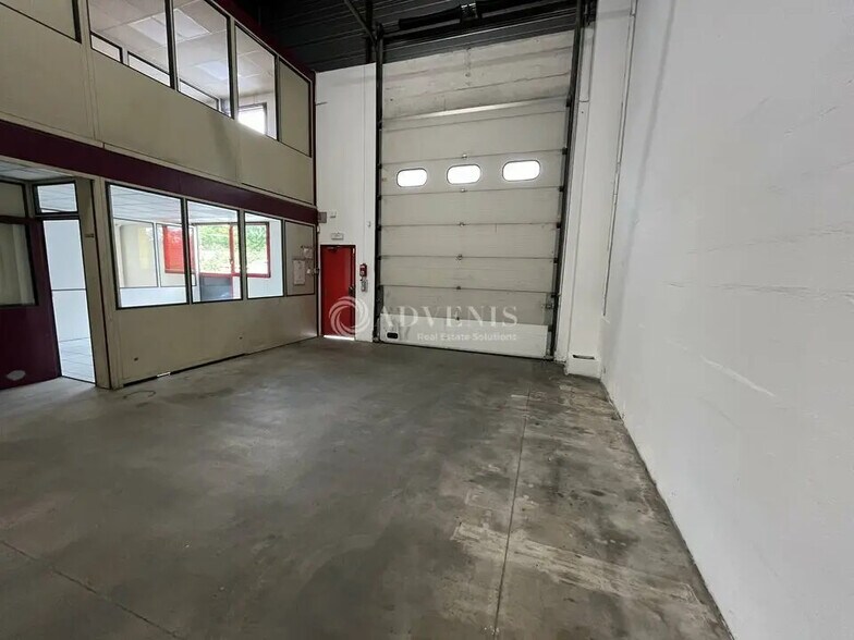 Flex in Bondy for lease - Interior Photo - Image 3 of 9