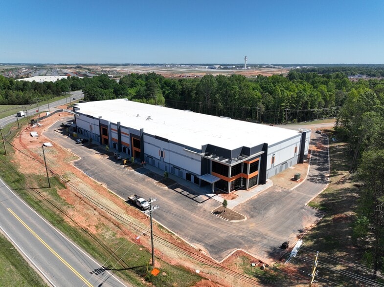 7401 Steele Creek Rd, Charlotte, NC for lease - Building Photo - Image 2 of 9