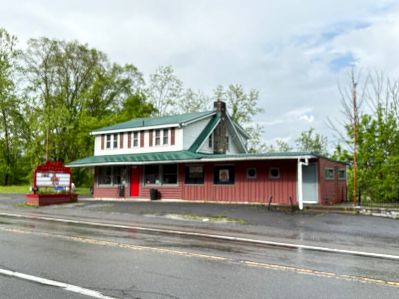 4285 N Delaware Dr, Mount Bethel, PA à vendre - Photo du bâtiment - Image 1 de 7