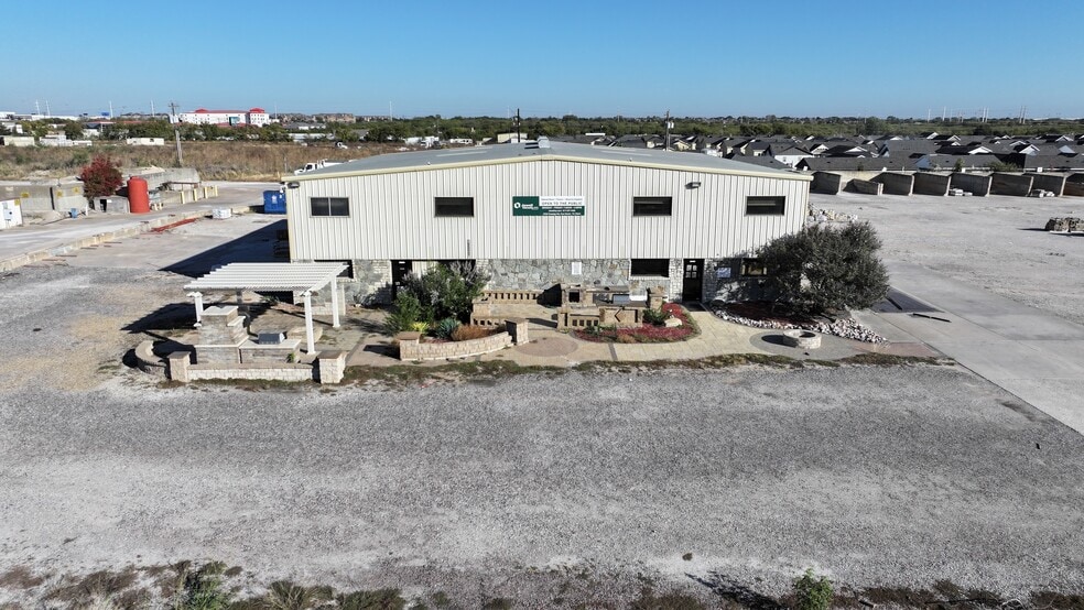 2725 Prestige Rd, Fort Worth, TX for lease - Building Photo - Image 3 of 14