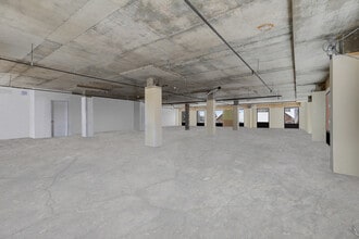 5757 Boul Cavendish, Cote-St-Luc, QC à louer Photo du bâtiment- Image 1 de 3