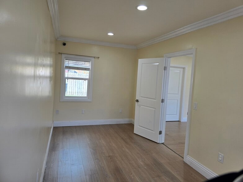 910 S Victory Blvd, Burbank, CA for lease - Building Photo - Image 3 of 14