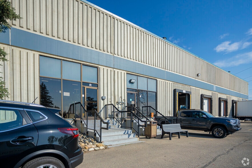 1350 42nd Ave SE, Calgary, AB for sale - Primary Photo - Image 1 of 1