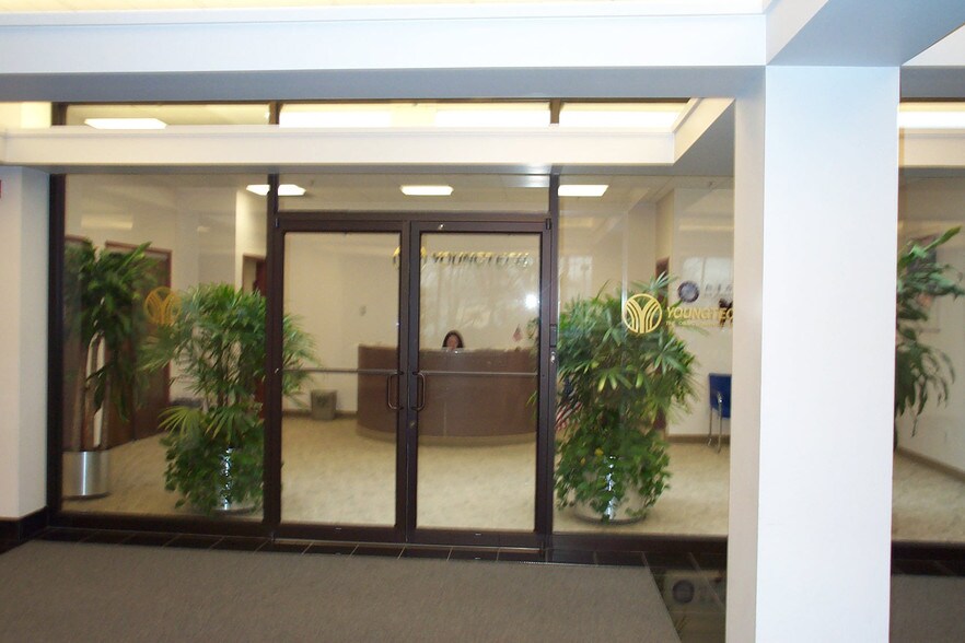 2121 State Route 27 S, Edison, NJ à louer - Hall d’entrée - Image 2 de 5