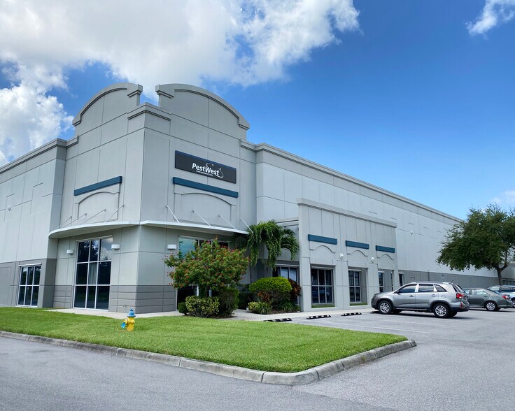 7115 16th St E, Sarasota, FL à louer - Photo du bâtiment - Image 3 de 9