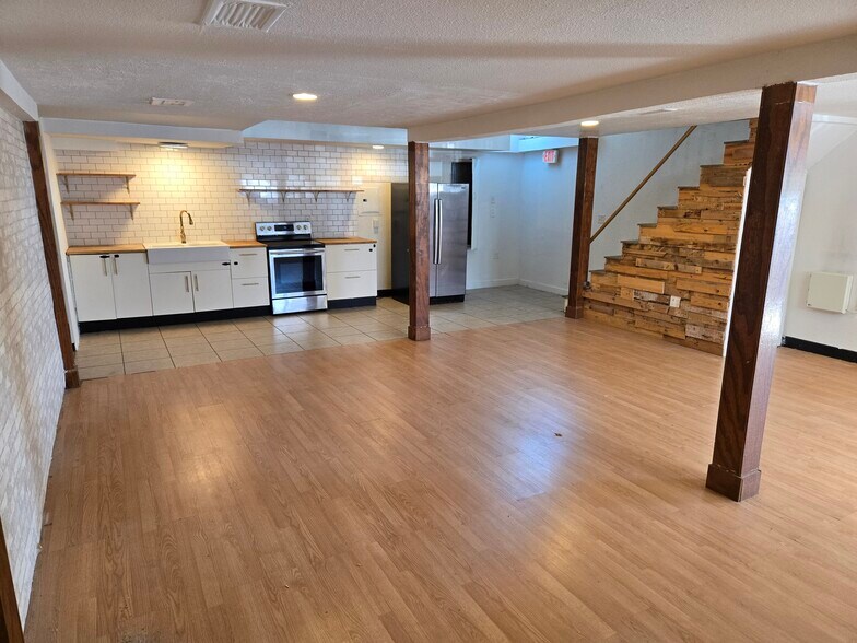 105 E Court St, Tarpon Springs, FL for lease - Building Photo - Image 2 of 14