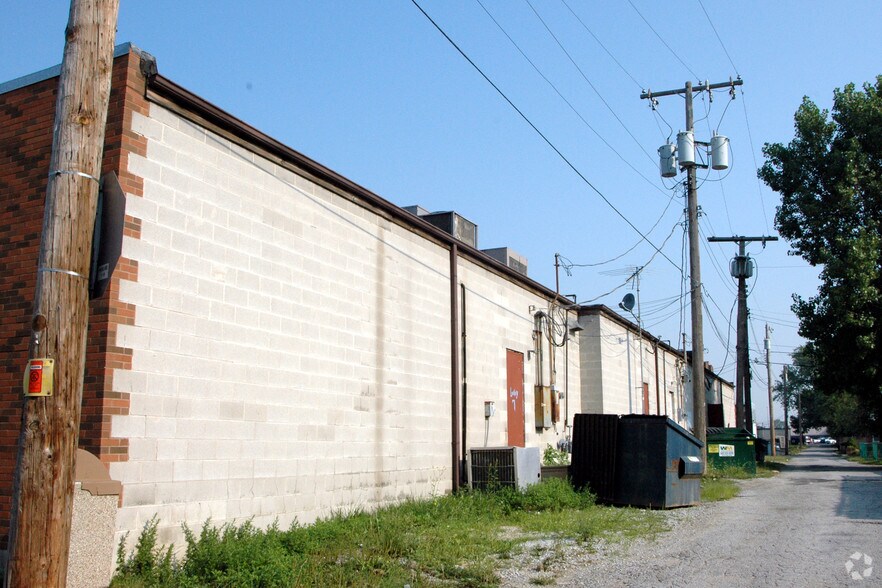 8233-8243 Kennedy Ave, Highland, IN à louer - Photo du bâtiment - Image 2 de 7