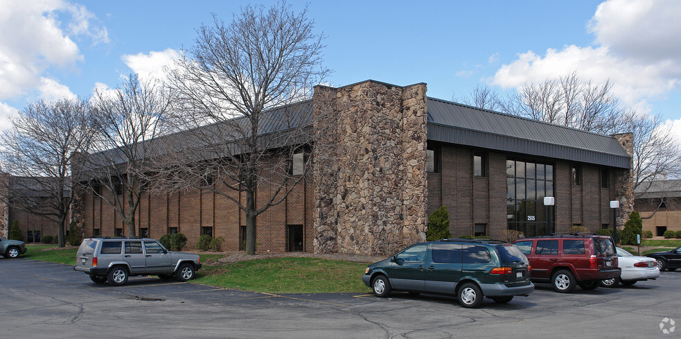 2505 N 124th St, Brookfield, WI for lease - Primary Photo - Image 1 of 4