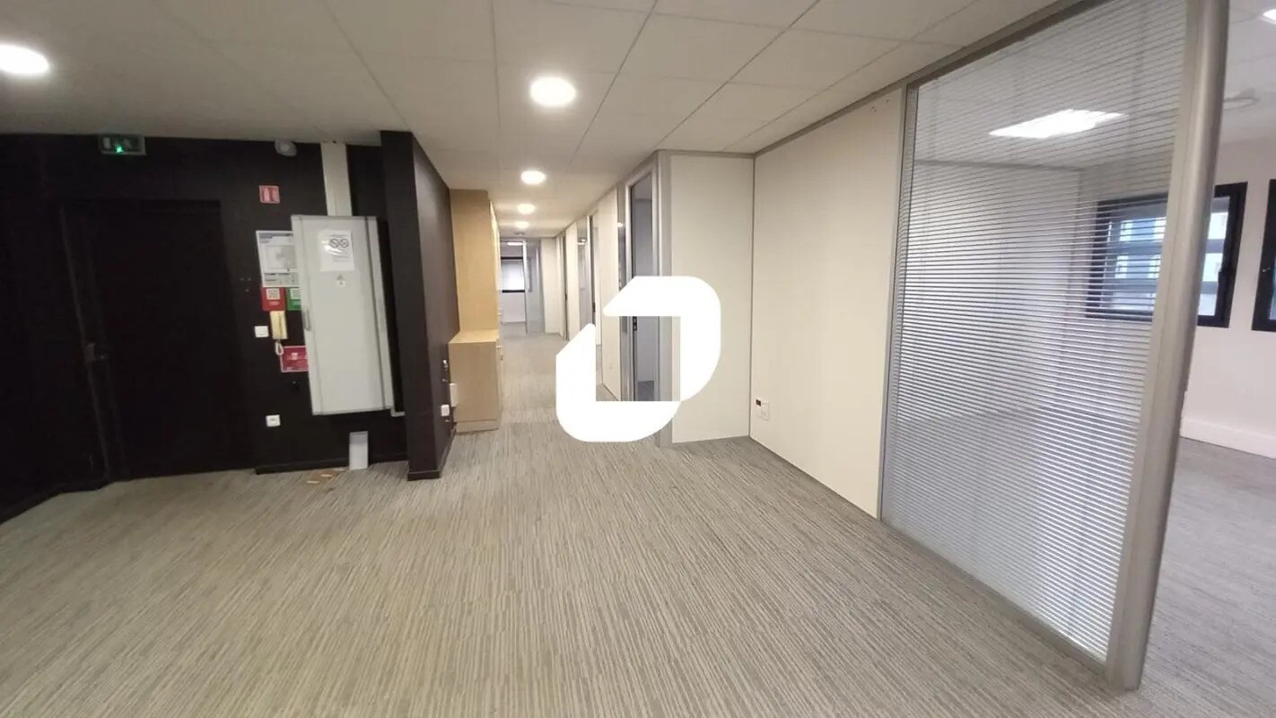 Office in Loos for lease Building Photo- Image 1 of 12