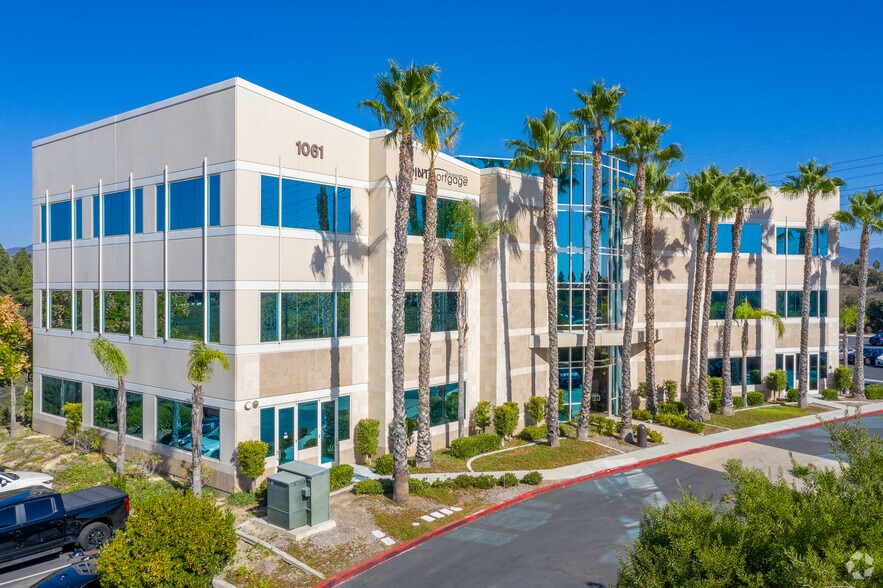1061 Tierra Del Rey, Chula Vista, CA à vendre - Photo du bâtiment - Image 1 de 15