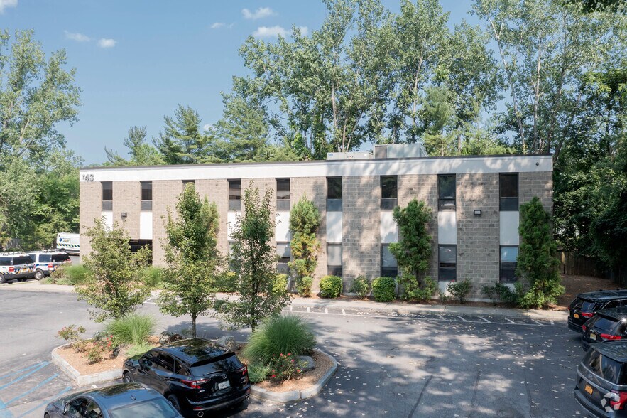 45 Kensico Dr, Mount Kisco, NY à louer - Photo du bâtiment - Image 3 de 7