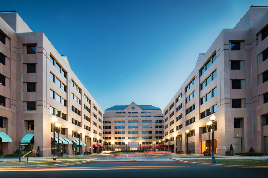 8075 Leesburg Pike, Vienna, VA à louer - Photo du bâtiment - Image 1 de 11