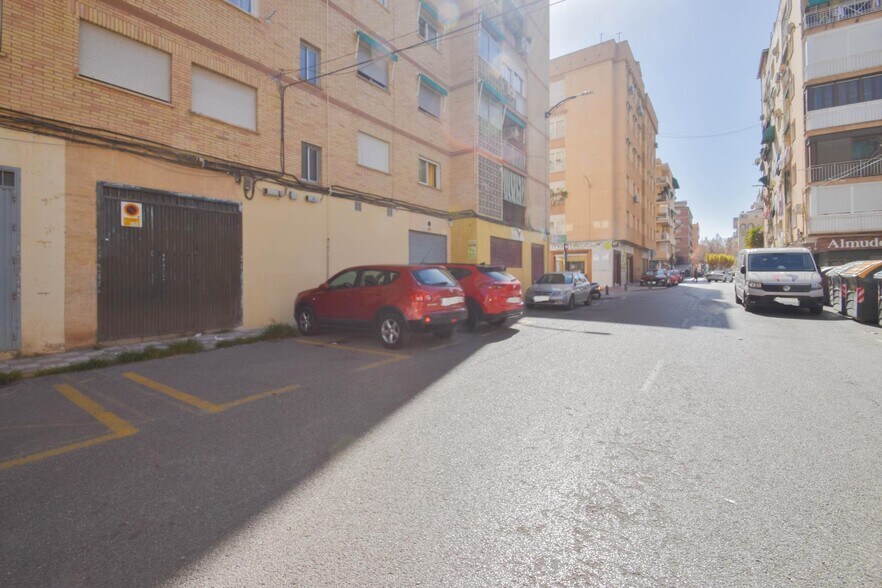Calle Ingeniero Santa Cruz, 6, Granada, Granada for sale - Building Photo - Image 2 of 9