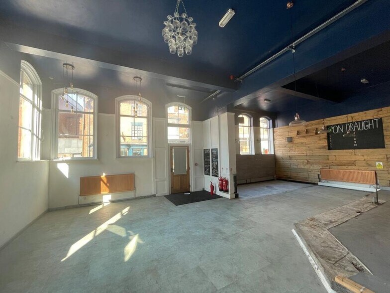 23-25 St Edward St, Leek à louer - Photo du bâtiment - Image 2 de 7