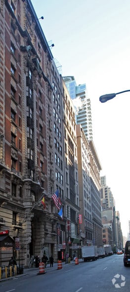 10 W 33rd St, New York, NY à louer - Photo du bâtiment - Image 2 de 11