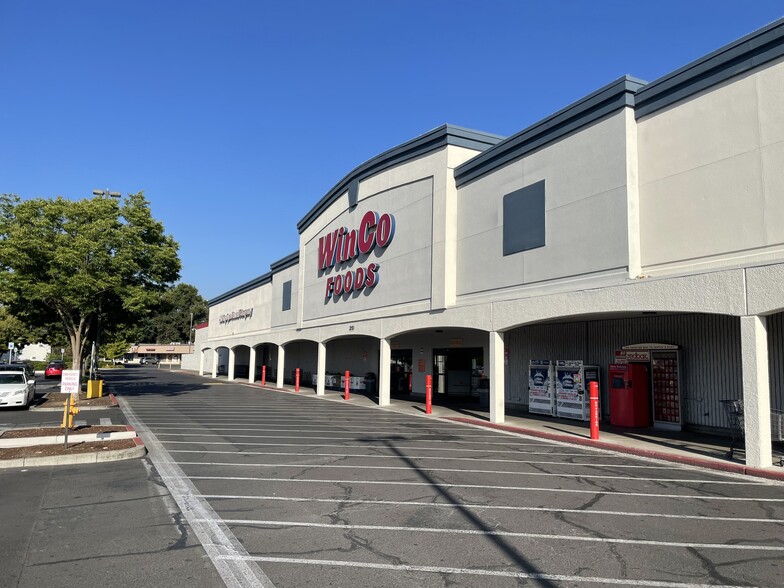 200-293 E Barnett Rd, Medford, OR for lease - Building Photo - Image 3 of 5