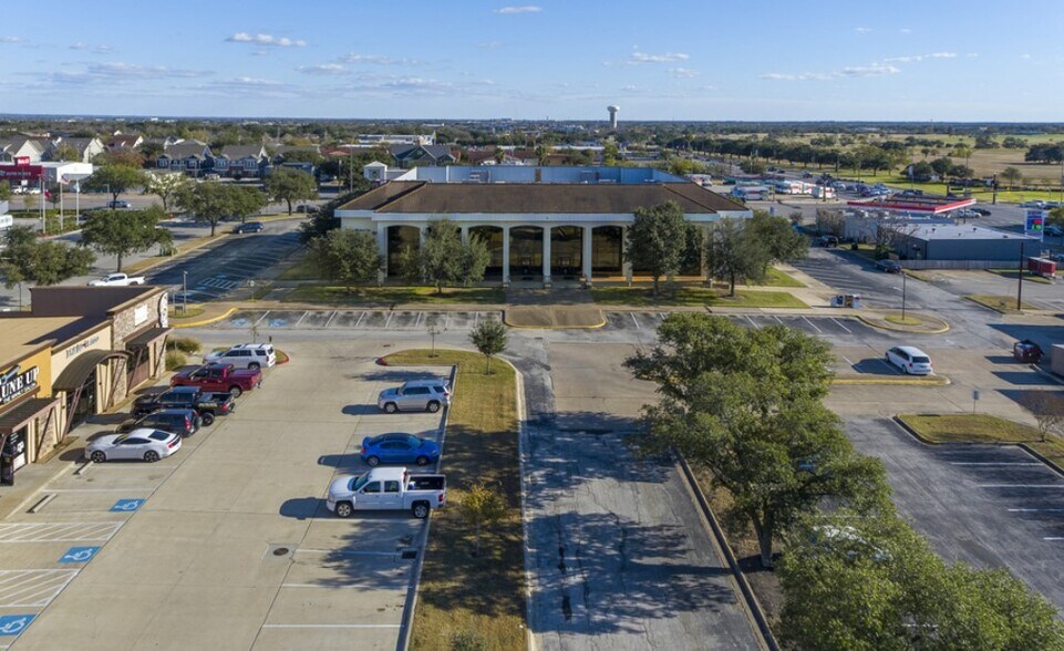 111 University Dr E, College Station, TX à louer - Photo du bâtiment - Image 3 de 5