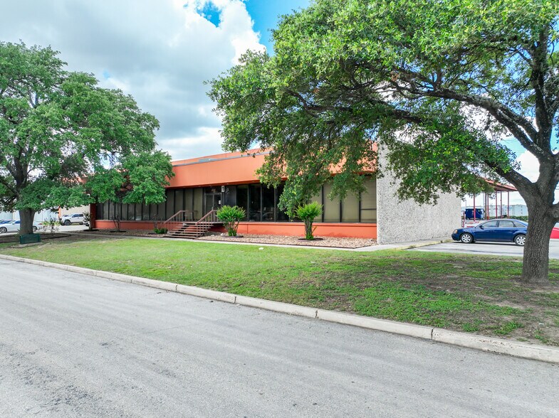 4267 Dividend Rd, San Antonio, TX à louer - Photo du bâtiment - Image 2 de 14