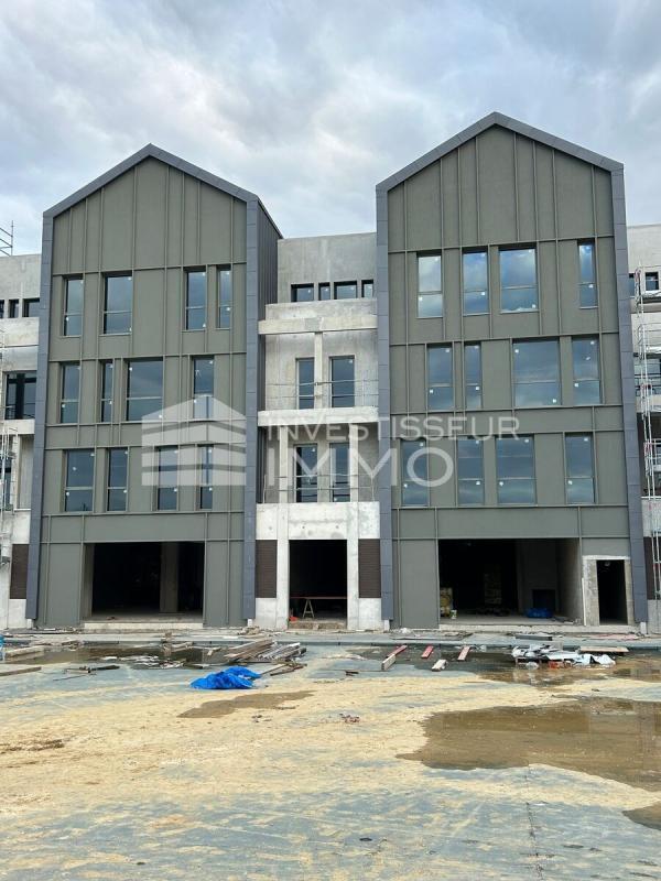 Retail in Serris for lease Building Photo- Image 1 of 5