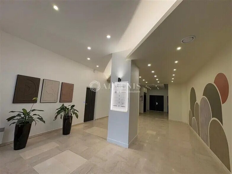 Bureau dans Montigny-le-Bretonneux à louer - Hall d’entrée - Image 3 de 5