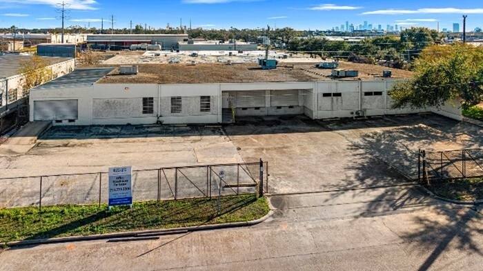 6880 Wynnwood Dr, Houston, TX for lease - Building Photo - Image 2 of 6