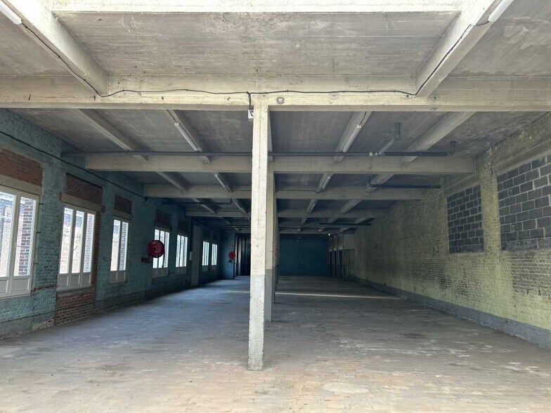 Flex in Wattrelos for lease - Interior Photo - Image 2 of 3