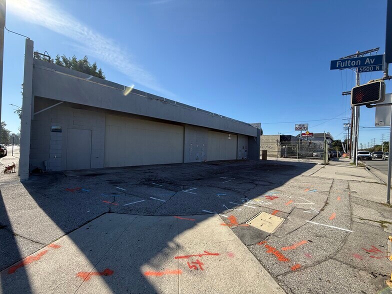13300 Burbank Blvd, Van Nuys, CA à vendre - Photo du bâtiment - Image 3 de 22
