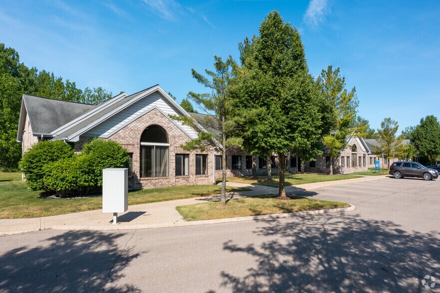 3893 Okemos Rd, Okemos, MI à louer - Photo du bâtiment - Image 3 de 5