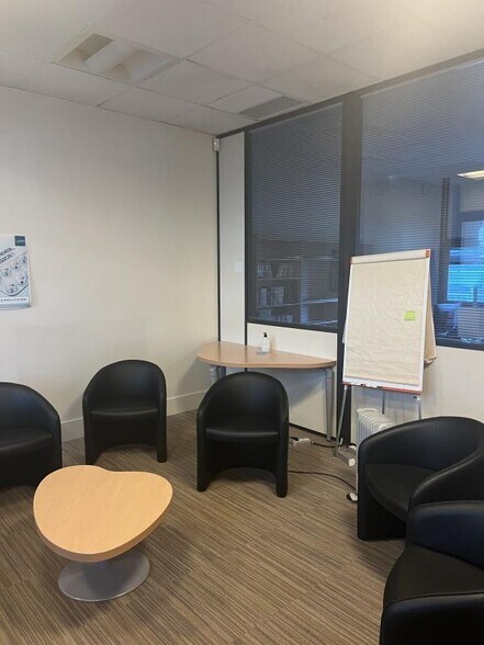 Bureau dans Montigny-le-Bretonneux à louer - Photo intérieure - Image 3 de 9