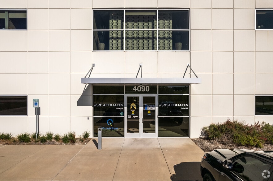 4090 Mapleshade Ln, Plano, TX for lease - Building Photo - Image 3 of 13