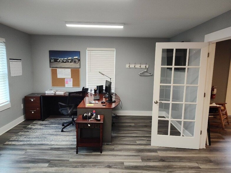 9796 Alexandria Pike portfolio of 2 properties for sale on LoopNet.ca - Interior Photo - Image 3 of 6