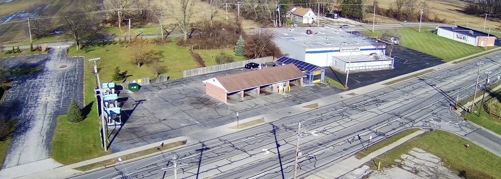 6 Caress Car Washes | Toledo, OH portfolio of 6 properties for sale on LoopNet.ca - Primary Photo - Image 2 of 6