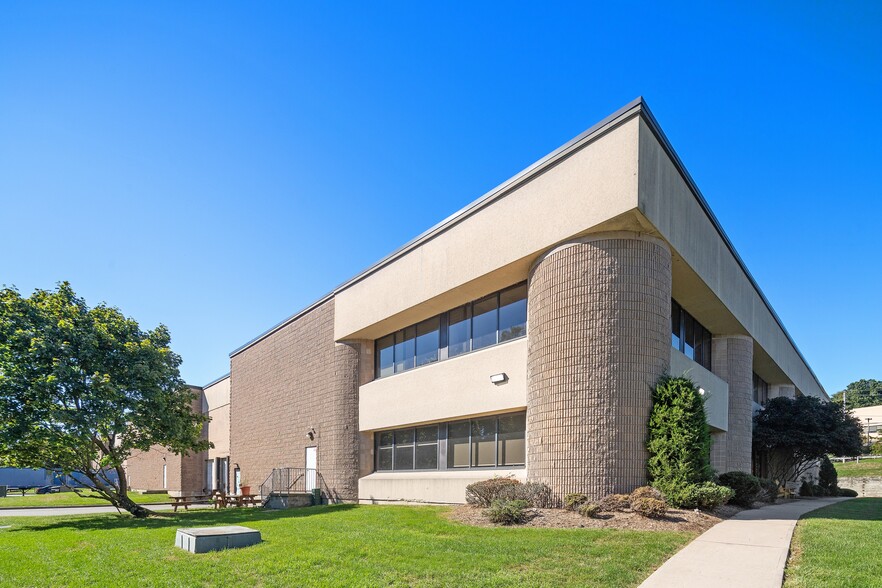 575 Corporate Dr, Mahwah, NJ for lease - Building Photo - Image 2 of 18