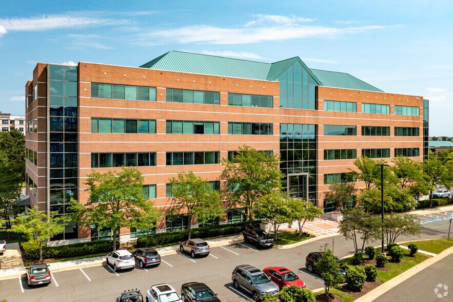 13454 Sunrise Valley Dr, Herndon, VA à louer - Photo du bâtiment - Image 2 de 7