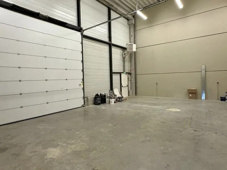 Flex in Saint-Quentin-Fallavier for lease - Interior Photo - Image 3 of 7