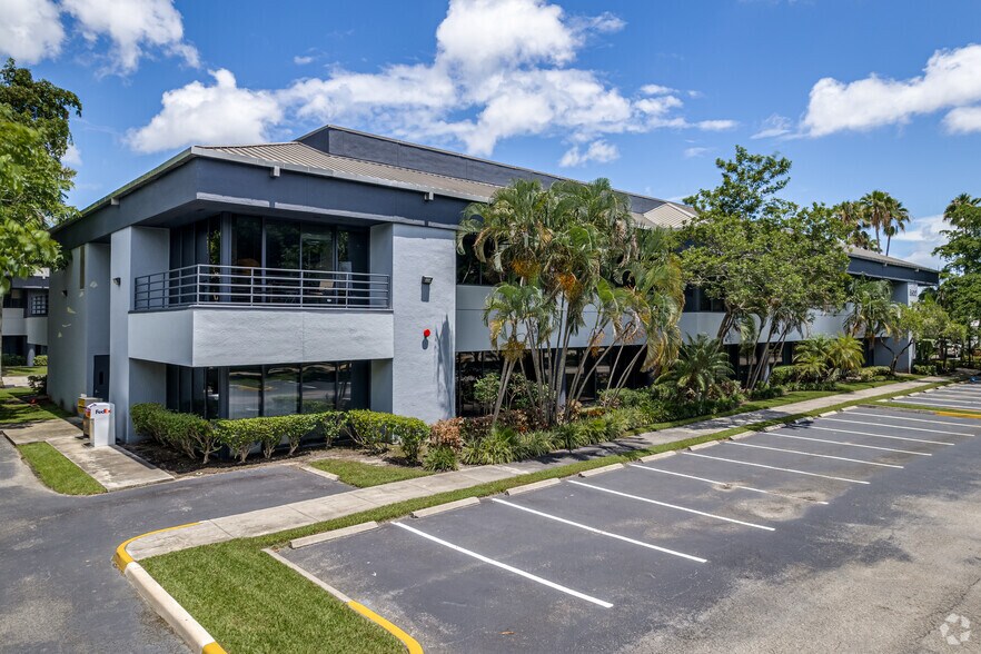 5300 NW 33rd Ave, Fort Lauderdale, FL à louer - Photo du bâtiment - Image 2 de 7