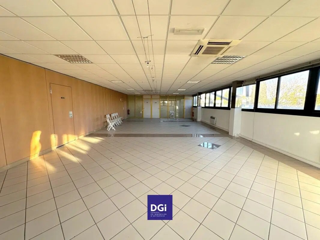 Office in Nîmes for lease Interior Photo- Image 1 of 7
